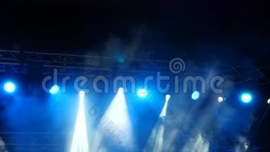 烟雾机的烟雾，同时在<strong>摇滚乐</strong>队现场表演的聚光灯下。 4K